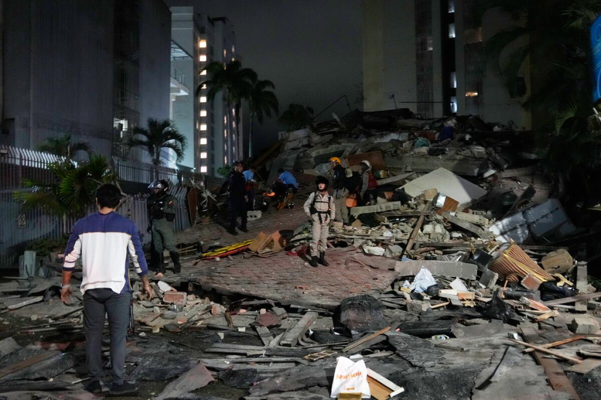 Rescatistas trabajando entre los escombros tras el terremoto en La Guaira